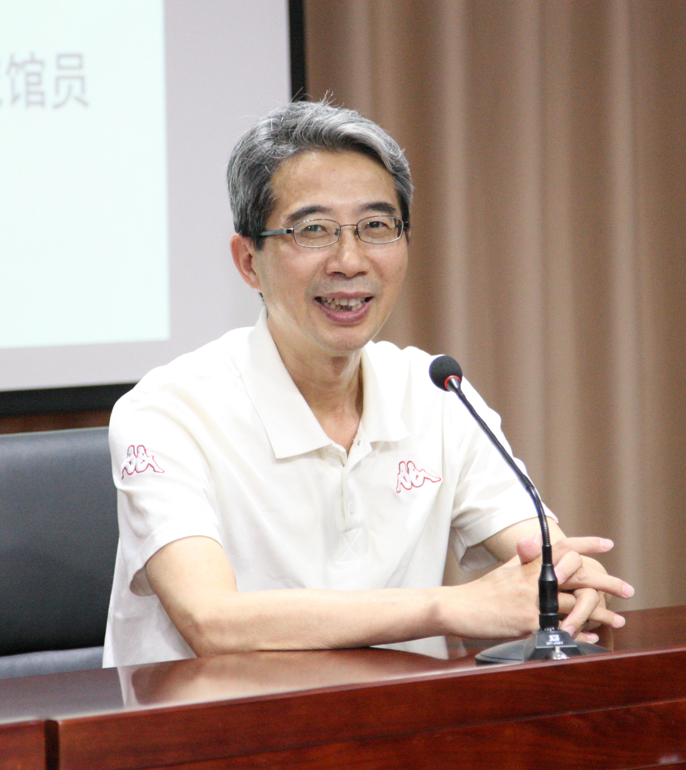 邱新立主持并点评